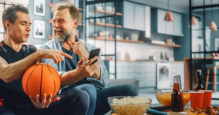 https://www.shutterstock.com/es/image-photo/home-two-fans-on-couch-watch-2003830397